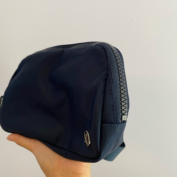 Lululemon true navy everywhere belt bag - Picture 2 of 4
